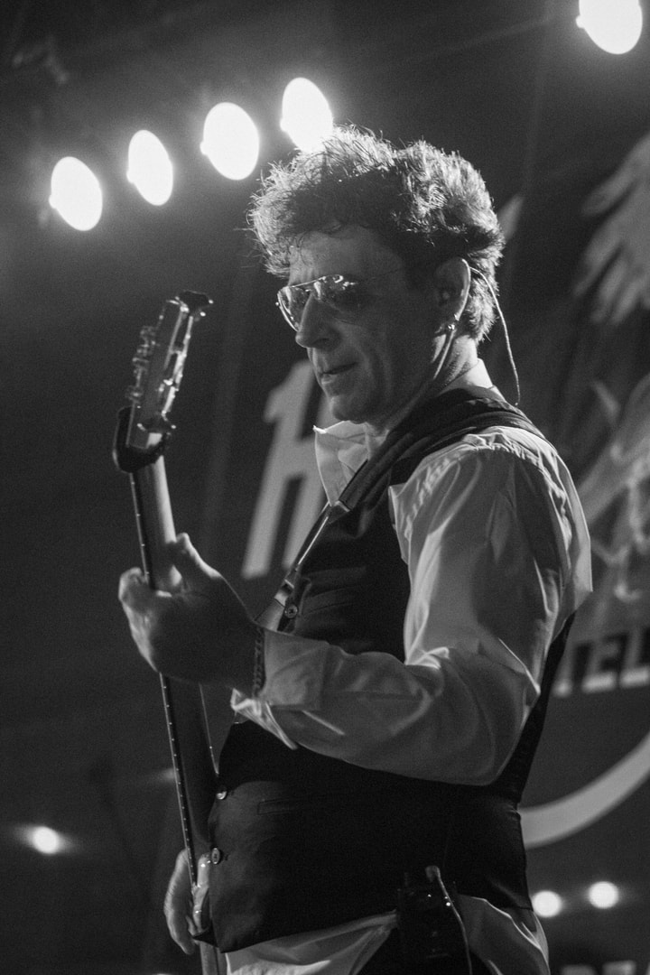 Max Delli performing